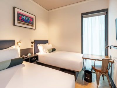 twin room with desk in Smithfield hotel