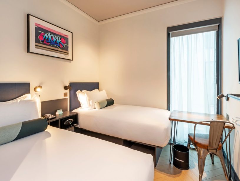 twin room with desk in Smithfield hotel
